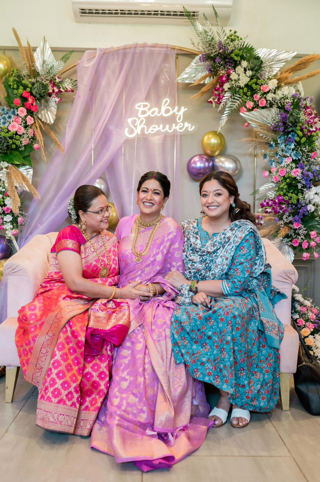 Kajol and Tanushree Dutta attend Ishita Dutta and Vatsal Sheth's baby shower, see pictures 