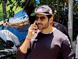 Kartik Aaryan arrives at the gym in his dashing Lamborghini