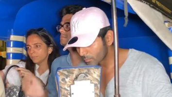 Kartik Aaryan enjoys auto rickshaw ride as he gets clicked by paps