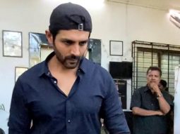 Kartik Aaryan gets clicked by paps outside Mukesh Chabbra’s office
