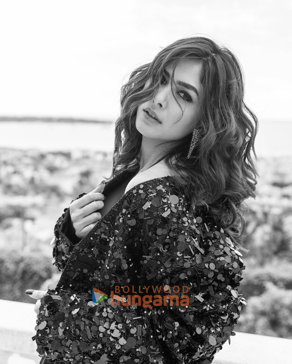 mrunal thakur 5 28