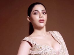 Nikki Tamboli oozes hotness in this gorgeous saree