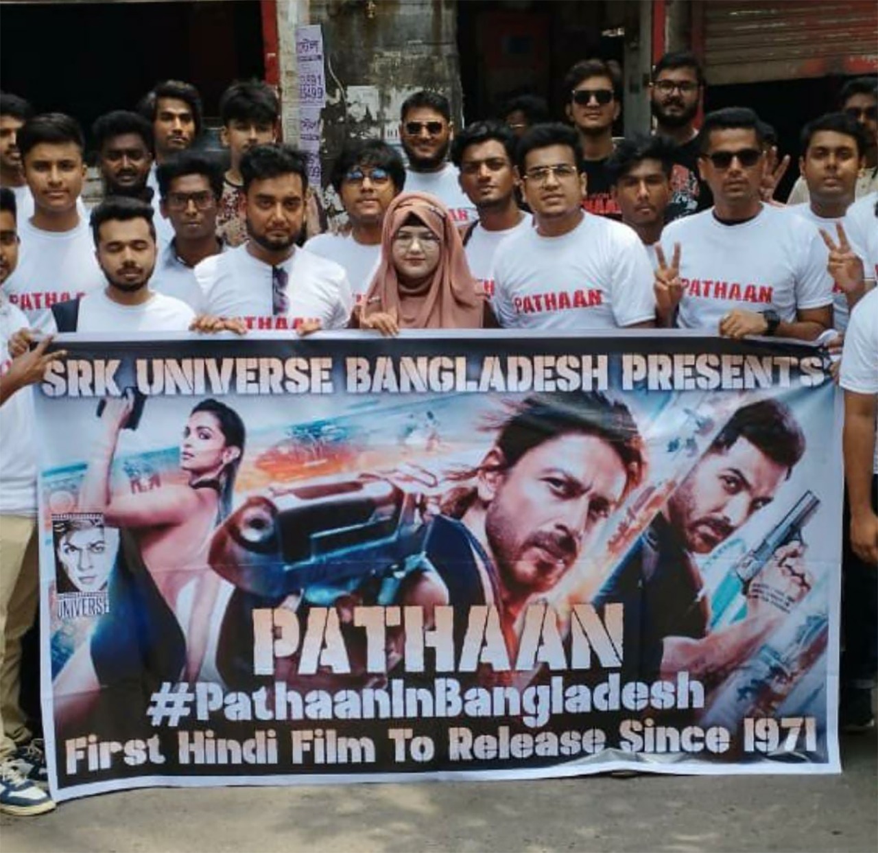 Pathaan Box Office: Shah Rukh Khan-starrer takes a TERRIFIC opening in Bangladesh; grosses 25 lakhs Bangladeshi takas [Rs. 19.13 lakhs] from 41 screens on day 1 : Bollywood News – Bollywood Hungama