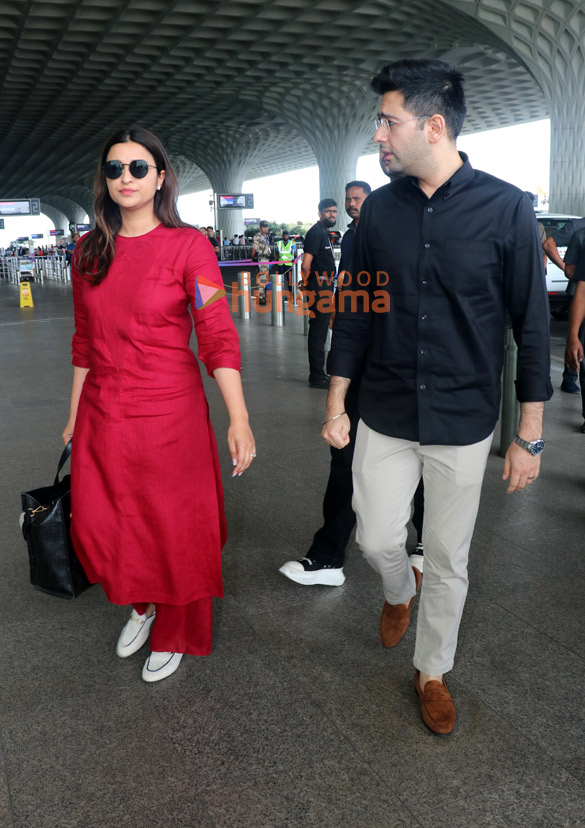 photos akshay kumar tiger shroff alaya f and others snapped at the airport 5