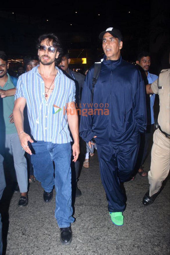 Photos: Akshay Kumar, Tiger Shroff, Alaya F and others snapped at the airport Photos: Akshay Kumar, Tiger Shroff, Alaya F and others snapped at the airport