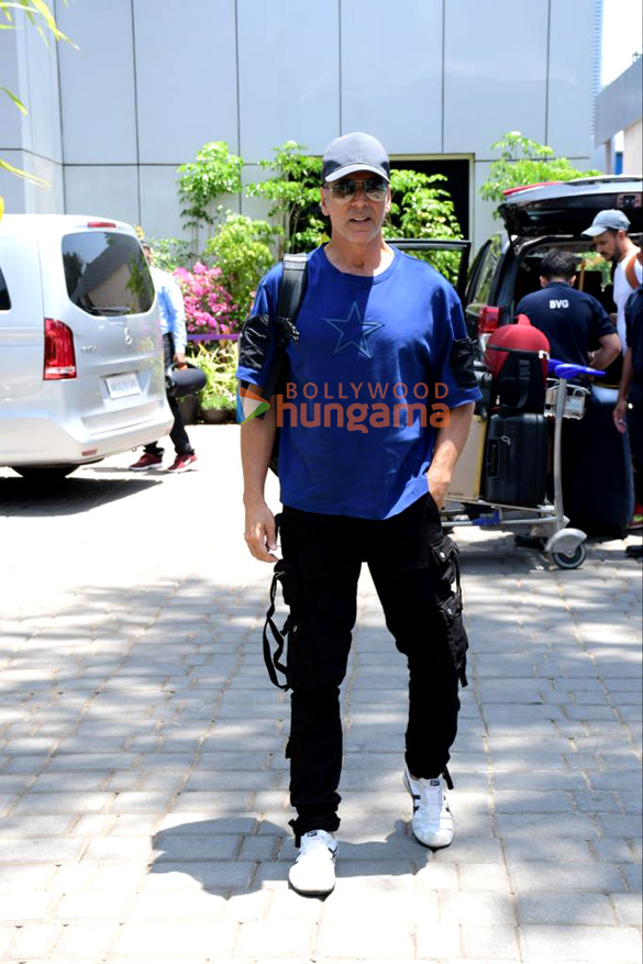 photos akshay kumar spotted at kalina airport 5
