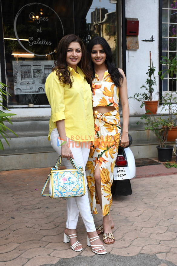 Photos: Bhagyashree shoots with daughter Avantika Dasani in Bandra Photos: Bhagyashree shoots with daughter Avantika Dasani in Bandra