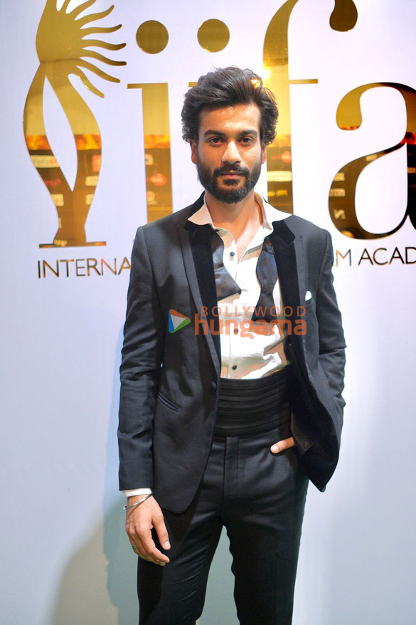 photos celebs grace iifa awards 2023 green carpet in abu dhabi1 11