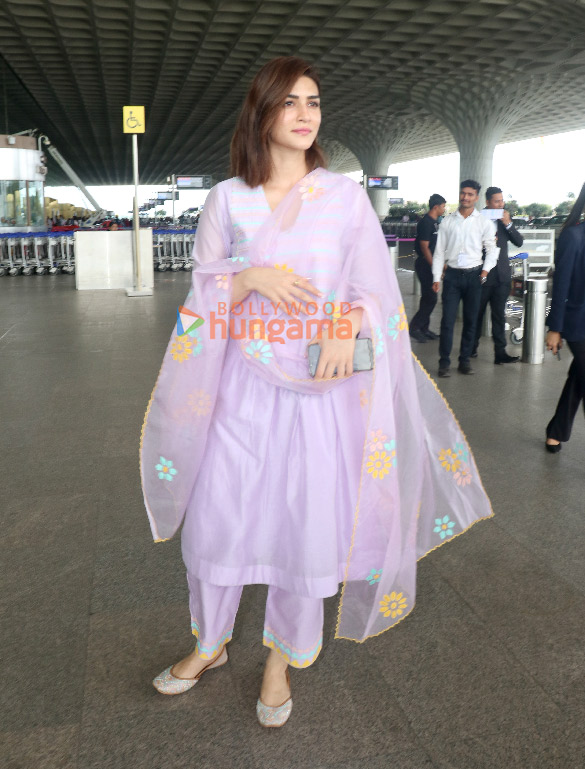 photos deepika padukone kriti sanon riteish deshmukh genelia dsouza and others snapped at the airport 2