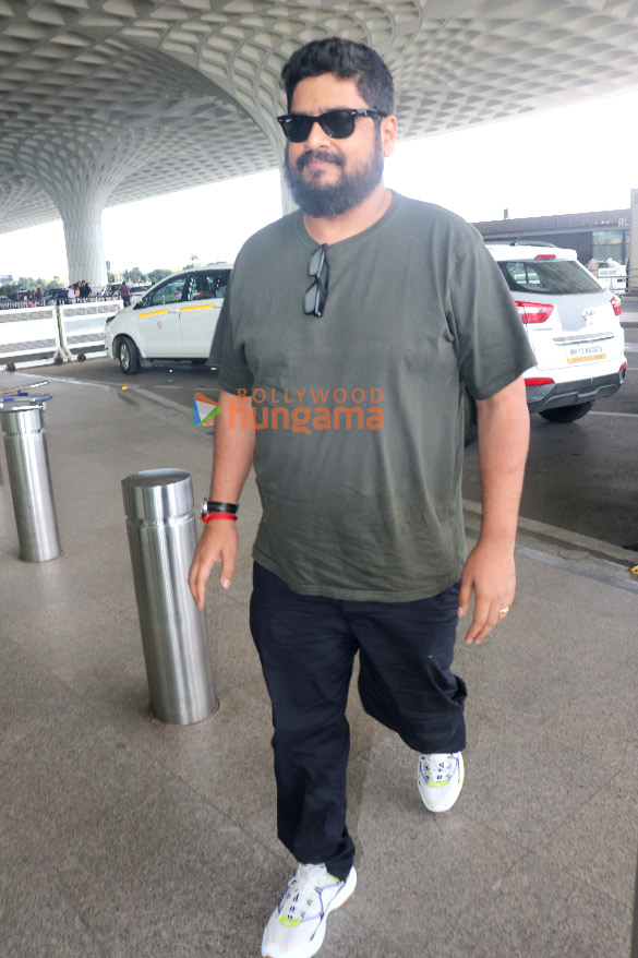 photos deepika padukone kriti sanon riteish deshmukh genelia dsouza and others snapped at the airport 4