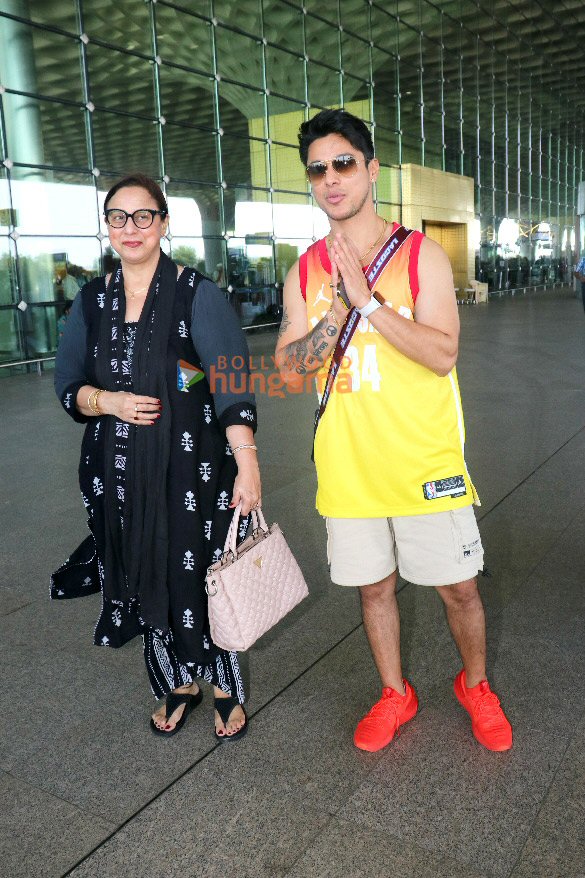 photos deepika padukone yami gautam dhar and others snapped at the airport 4