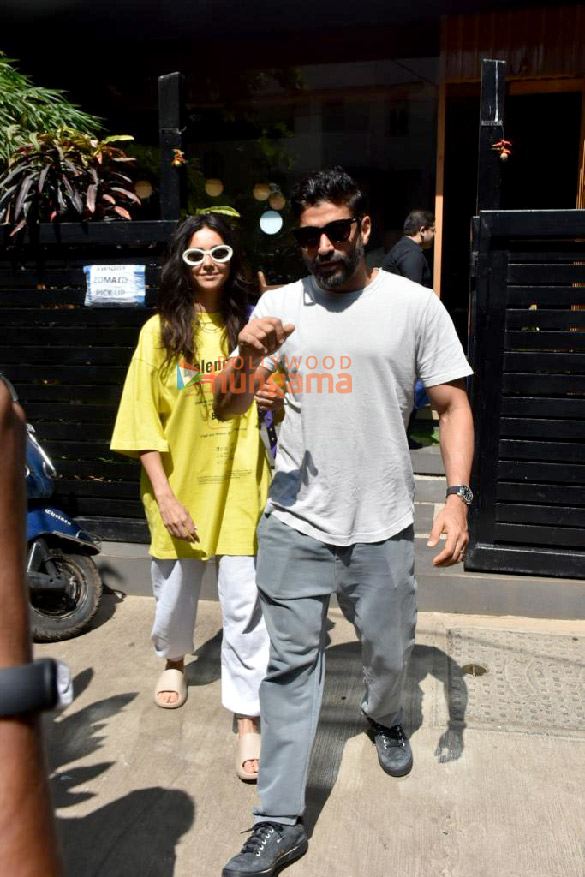 photos farhan akhtar and shibani dandekar snapped in bandra 2 2