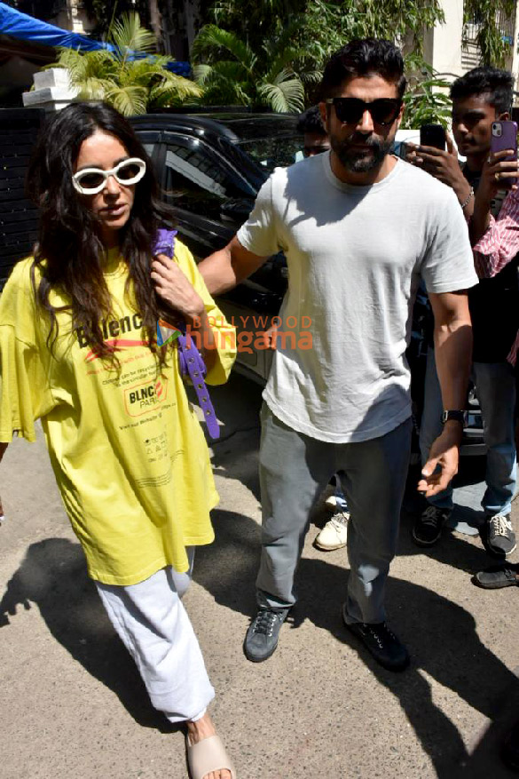 photos farhan akhtar and shibani dandekar snapped in bandra 4 2