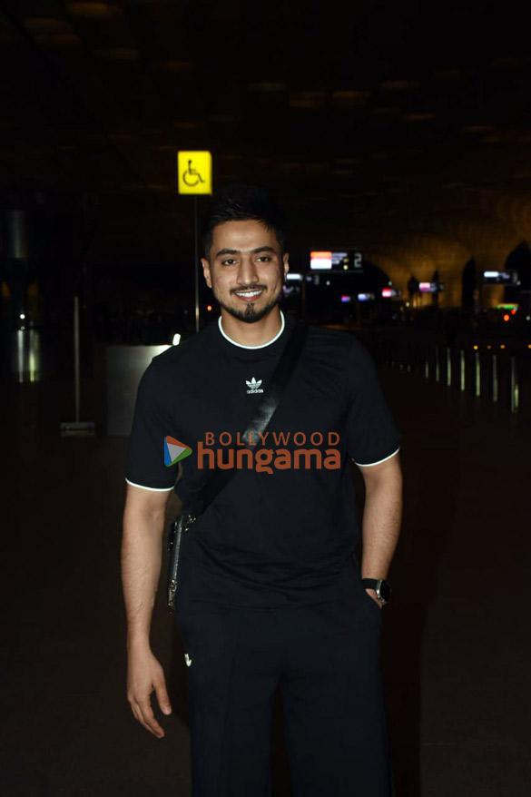 photos kareena kapoor khan kriti sanon sharvari wagh and others snapped at the airport 3
