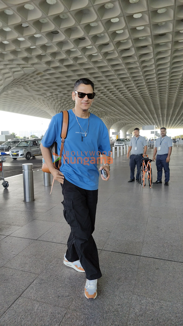 photos kareena kapoor khan kriti sanon sharvari wagh and others snapped at the airport 4