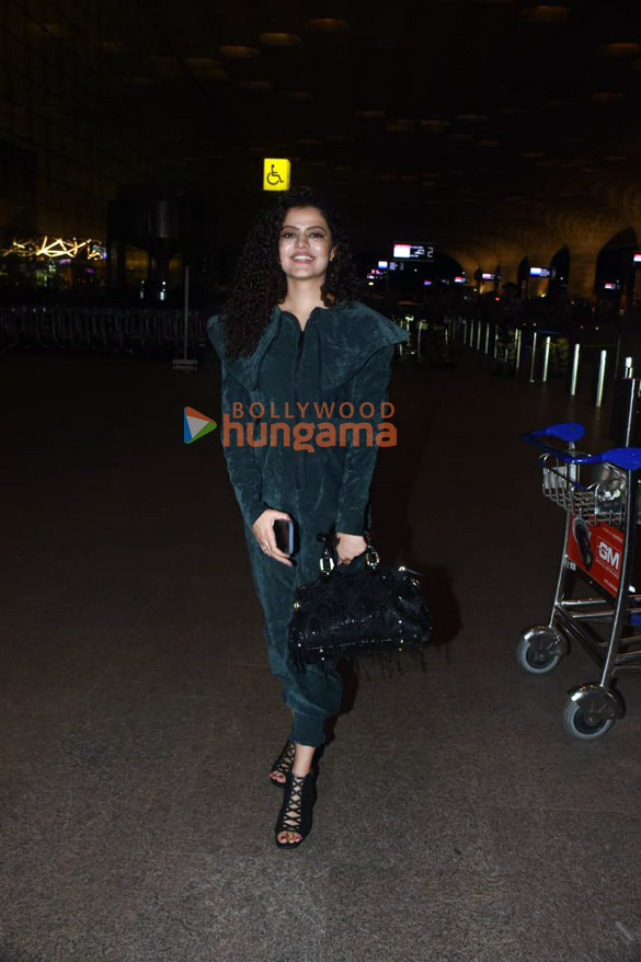 photos kareena kapoor khan kriti sanon sharvari wagh and others snapped at the airport 5