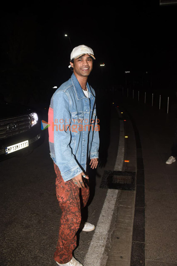 photos kareena kapoor khan kriti sanon sharvari wagh and others snapped at the airport 7
