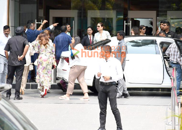 Photos: Kareena Kapoor Khan snapped outside NMACC in BKC Photos: Kareena Kapoor Khan snapped outside NMACC in BKC