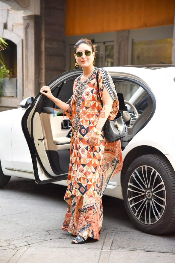 Photos: Kareena Kapoor Khan snapped outside Randhir Kapoor’s house in Bandra | Parties & Events