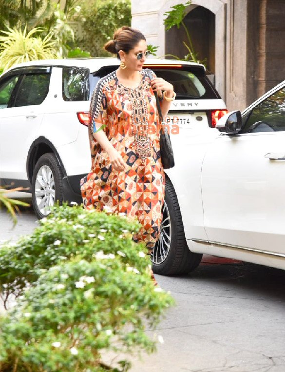 photos kareena kapoor khan snapped outside randhir kapoors house in bandra 6 2