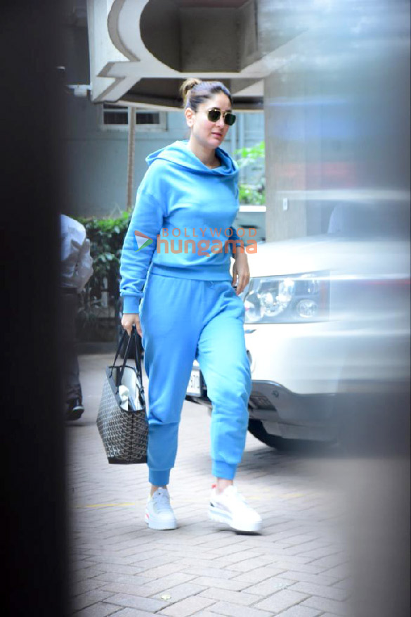 photos kareena kapoor khan spotted at bandra 1 2