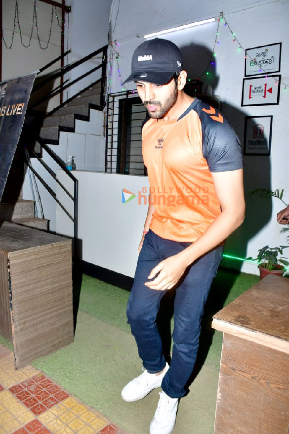 photos kartik aaryan karan mehta and vijay varma snapped at mukesh chhabras office in versova 4 2