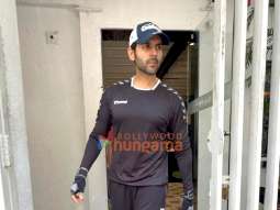 Photos: Kartik Aaryan snapped at the gym in Juhu
