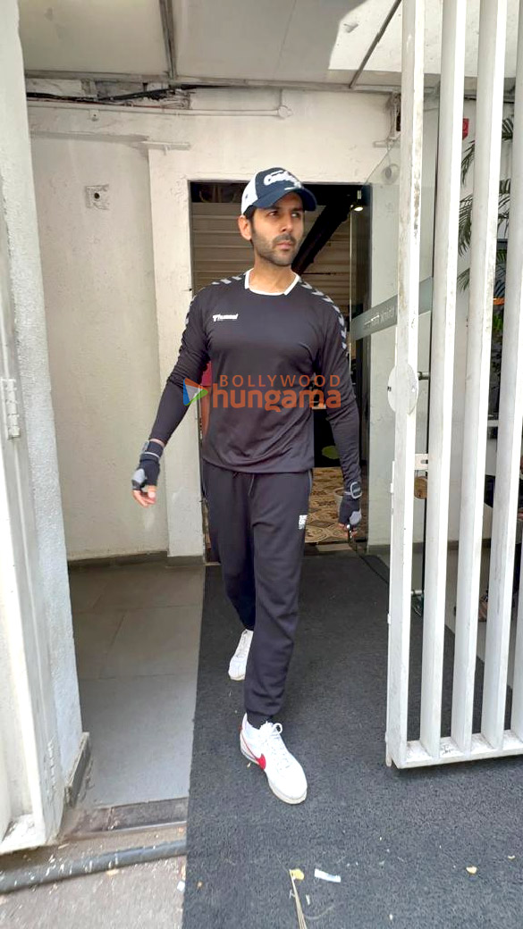 Photos: Kartik Aaryan snapped at the gym in Juhu