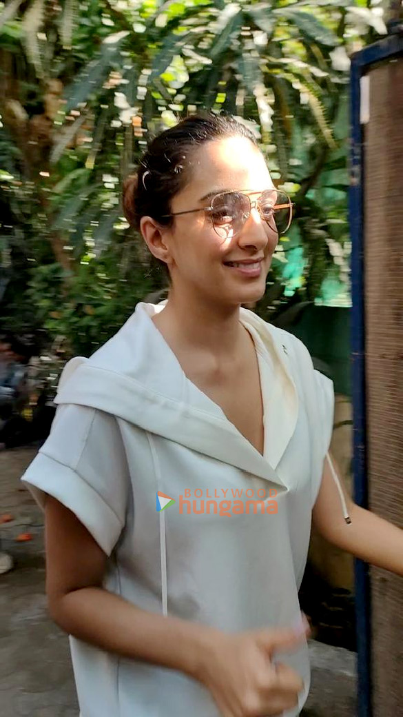 photos kiara advani snapped at a dubbing studio in bandra 2