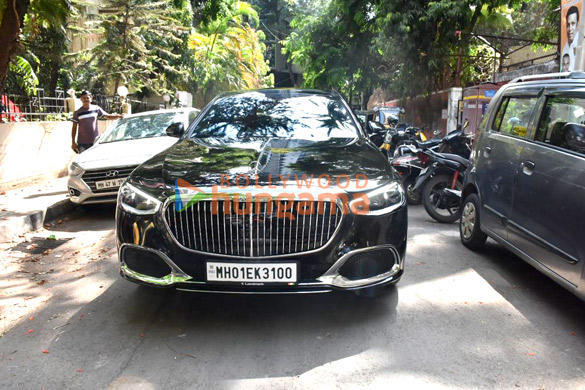 photos kiara advani snapped in her new car at a dubbing studio in bandra 4