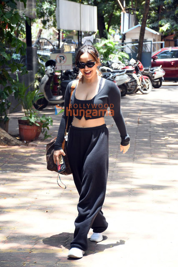 photos neha sharma and aisha sharma snapped outside the gym 1 2