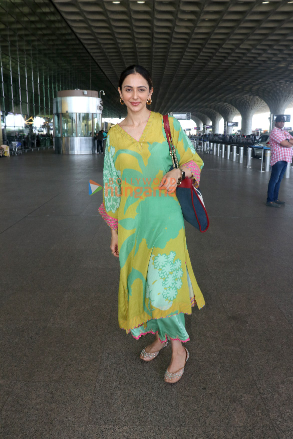 PHOTOS: Rakul Preet Singh snapped at airport early morning as she jets off  to the Maldives with family