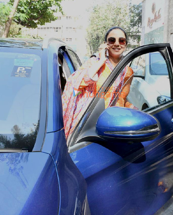 photos rakul preet singh and jasmin bhasin spotted outside a clinic in santacruz 4