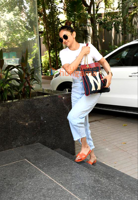photos rakul preet singh spotted outside a clinic in santacruz 2 2