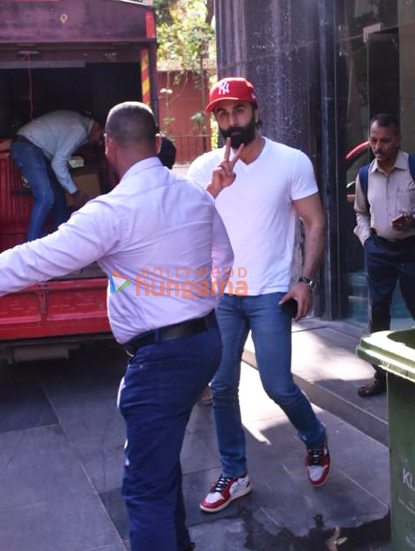 photos ranbir kapoor snapped in santacruz 2