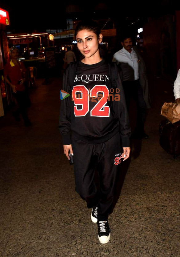 photos salman khan mouni roy hina khan and others snapped at the airport 7