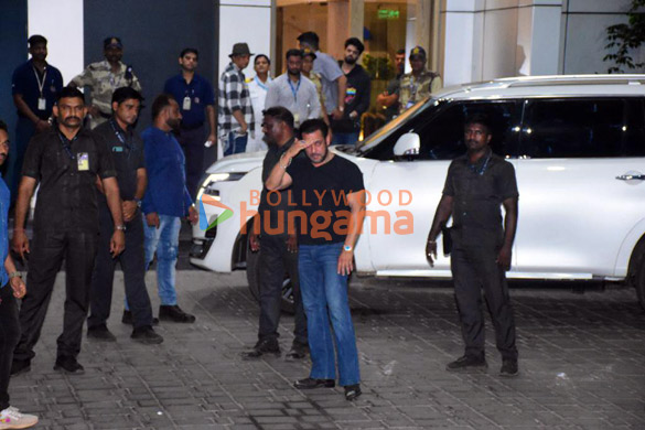 photos salman khan and maniesh paul snapped at the kalina airport 5