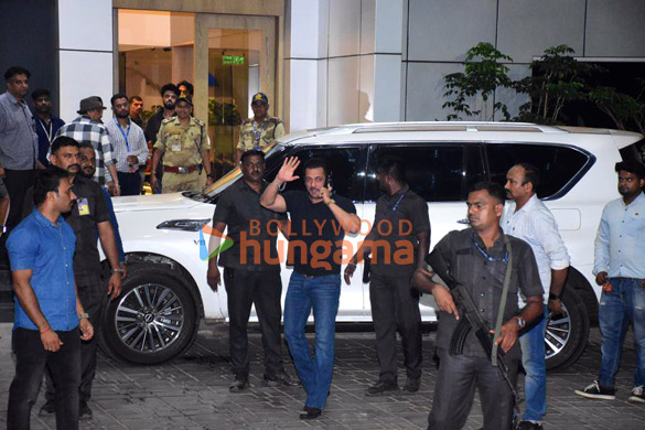 photos salman khan and maniesh paul snapped at the kalina airport 6