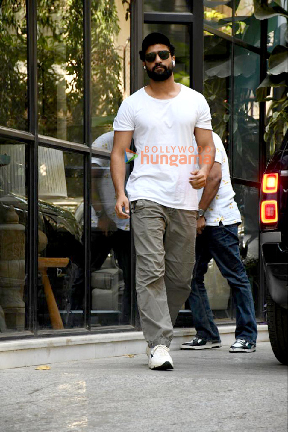 photos sara ali khan and vicky kaushal snapped at maddock office in santacruz 2 2