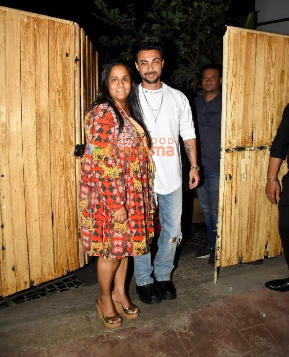 photos sonakshi sinha zoa morani varun sharma and others snapped at binge in bandra 4