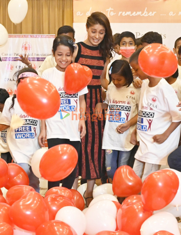 photos sunidhi chauhan snapped at the cancer patients aid association 4