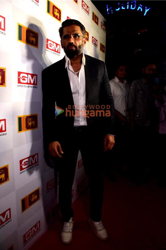 photos suniel shetty snapped in bandra 2