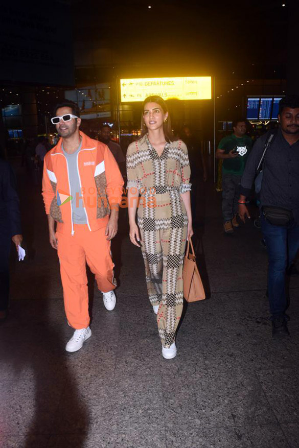 Photos Varun Dhawan and Kriti Sanon snapped at the airport (2)