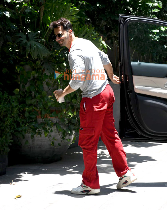 photos varun dhawan snapped at atlees residence 4