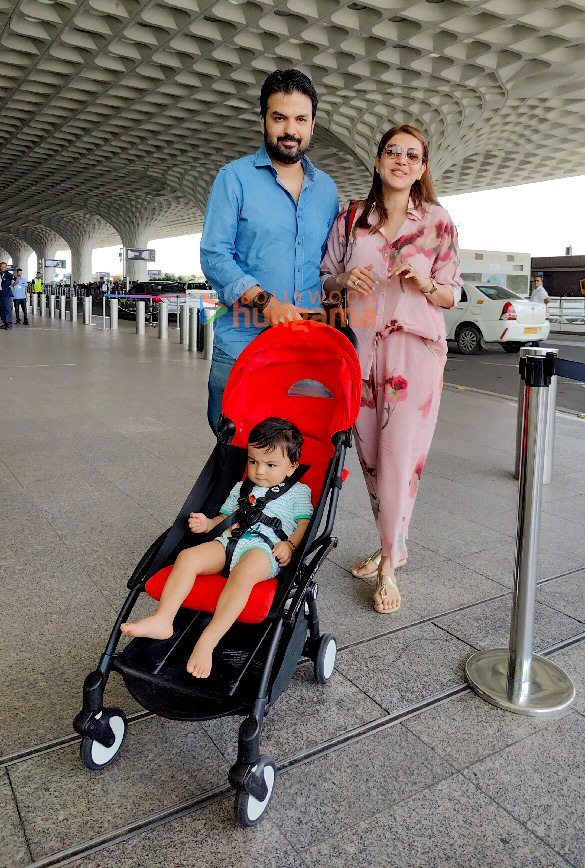 photos vicky kaushal sara ali khan kriti sanon and others snapped at the airport 4
