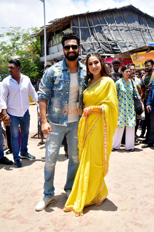 photos vicky kaushal and sara ali khan snapped promoting zara hatke zara bach ke at juhu beach 1 3