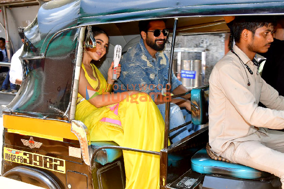 photos vicky kaushal and sara ali khan snapped promoting zara hatke zara bach ke at juhu beach 2 3