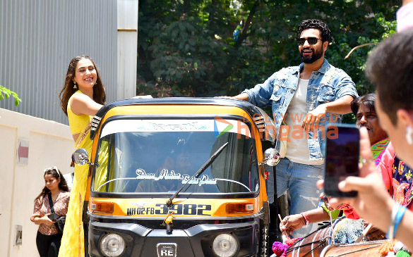 photos vicky kaushal and sara ali khan snapped promoting zara hatke zara bach ke at juhu beach 3 3