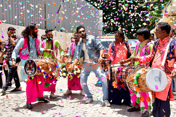 photos vicky kaushal and sara ali khan snapped promoting zara hatke zara bach ke at juhu beach 4