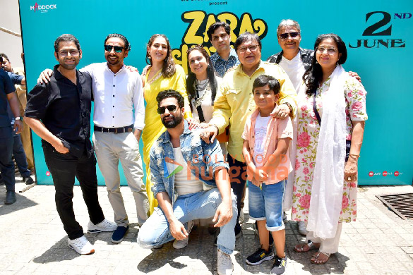 photos vicky kaushal and sara ali khan snapped promoting zara hatke zara bach ke at juhu beach 8